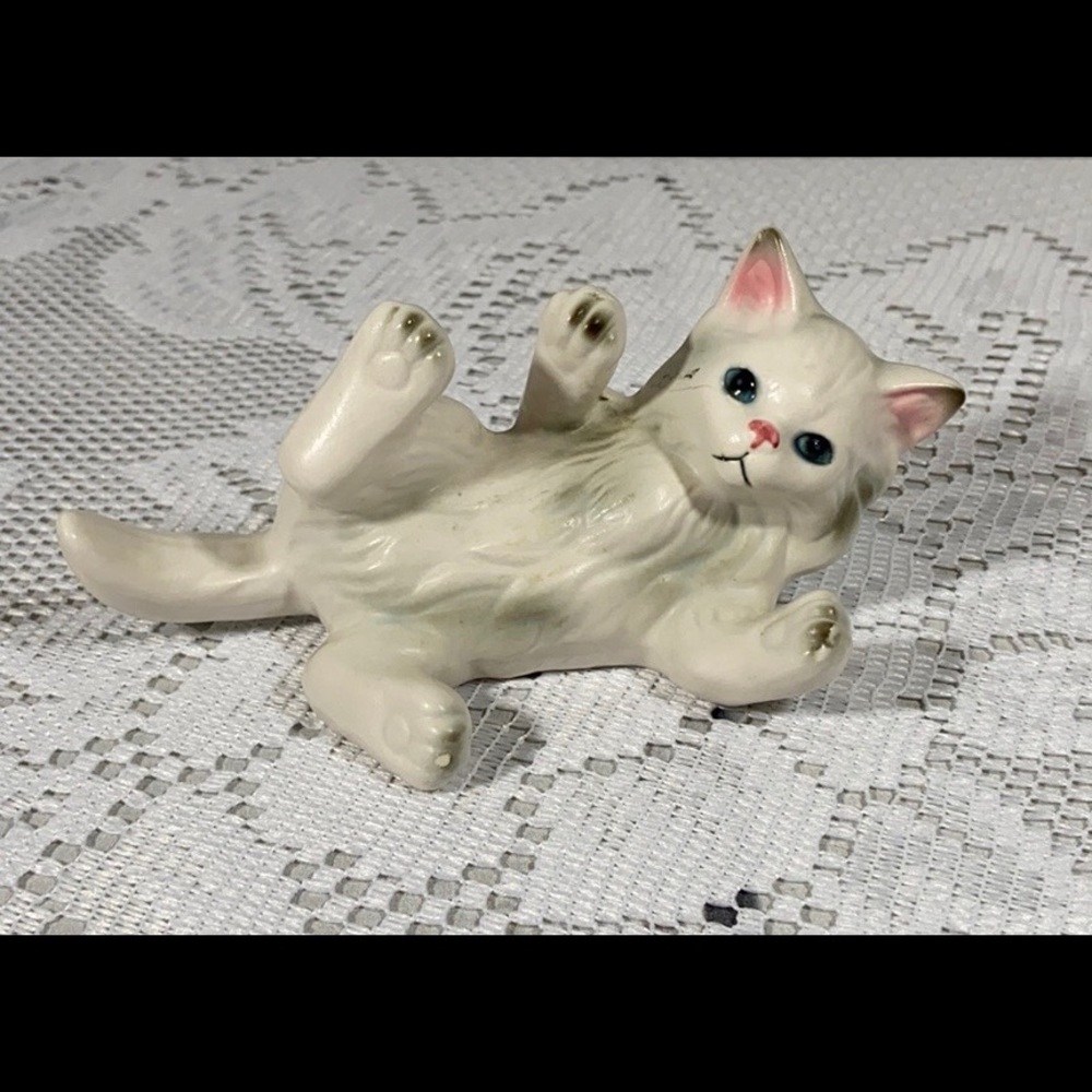 Lefton Vintage Ceramic Kitten at Play #187C